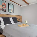 Wyjatkowy Z Projektorem I Stolem Bilardowym W Centrum Gdyni By Renters * Gdynia