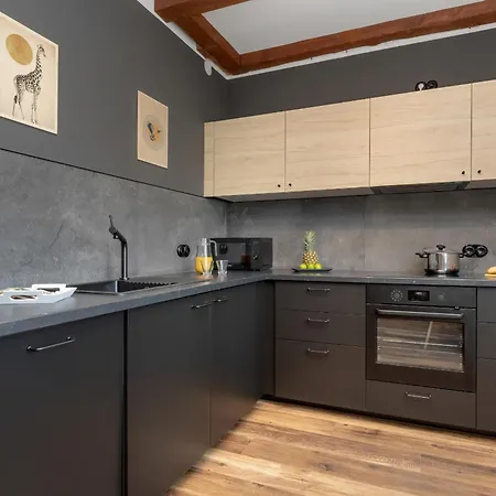Wyjatkowy Z Projektorem I Stolem Bilardowym W Centrum Gdyni By Renters Apartment